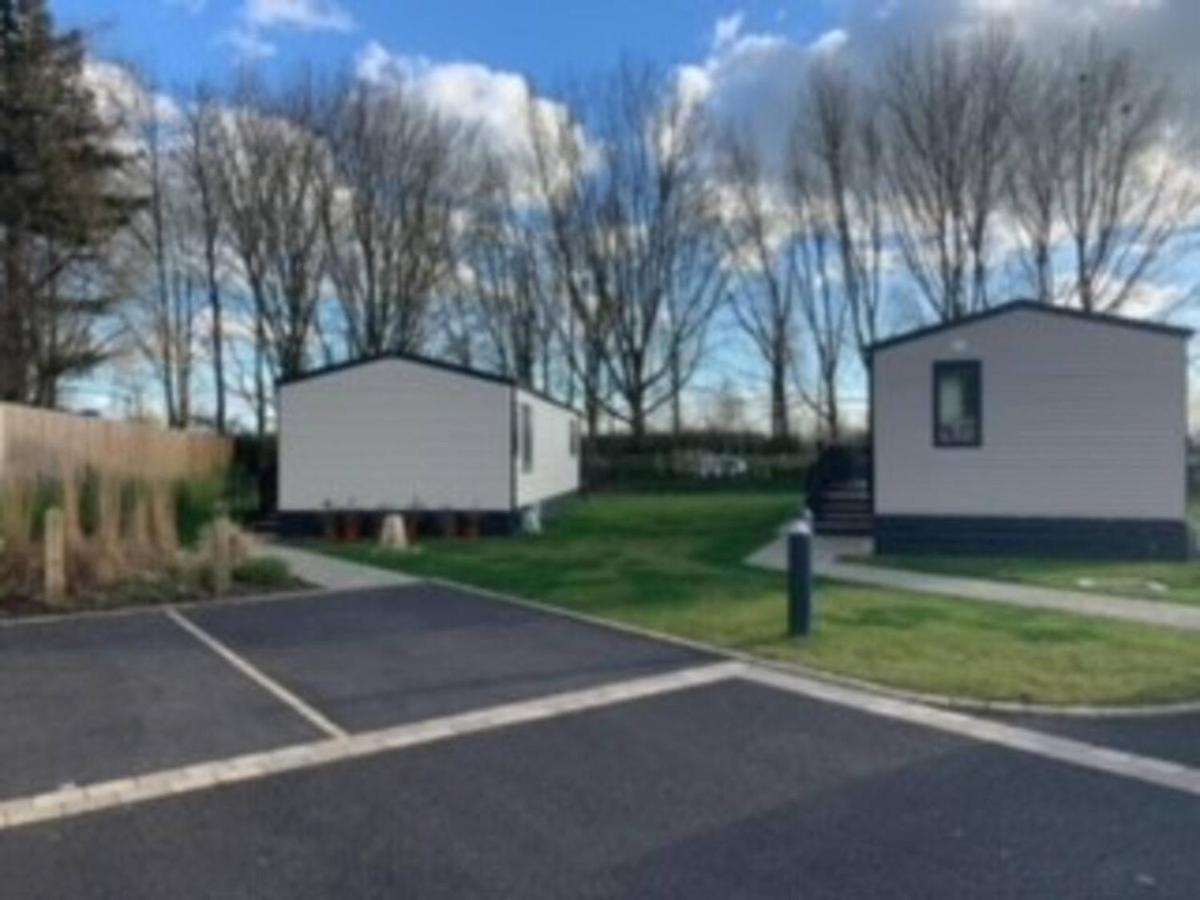 Captivating Bluebell Lodge 2-Bed Cotswolds Caravan Cirencester Eksteriør bilde