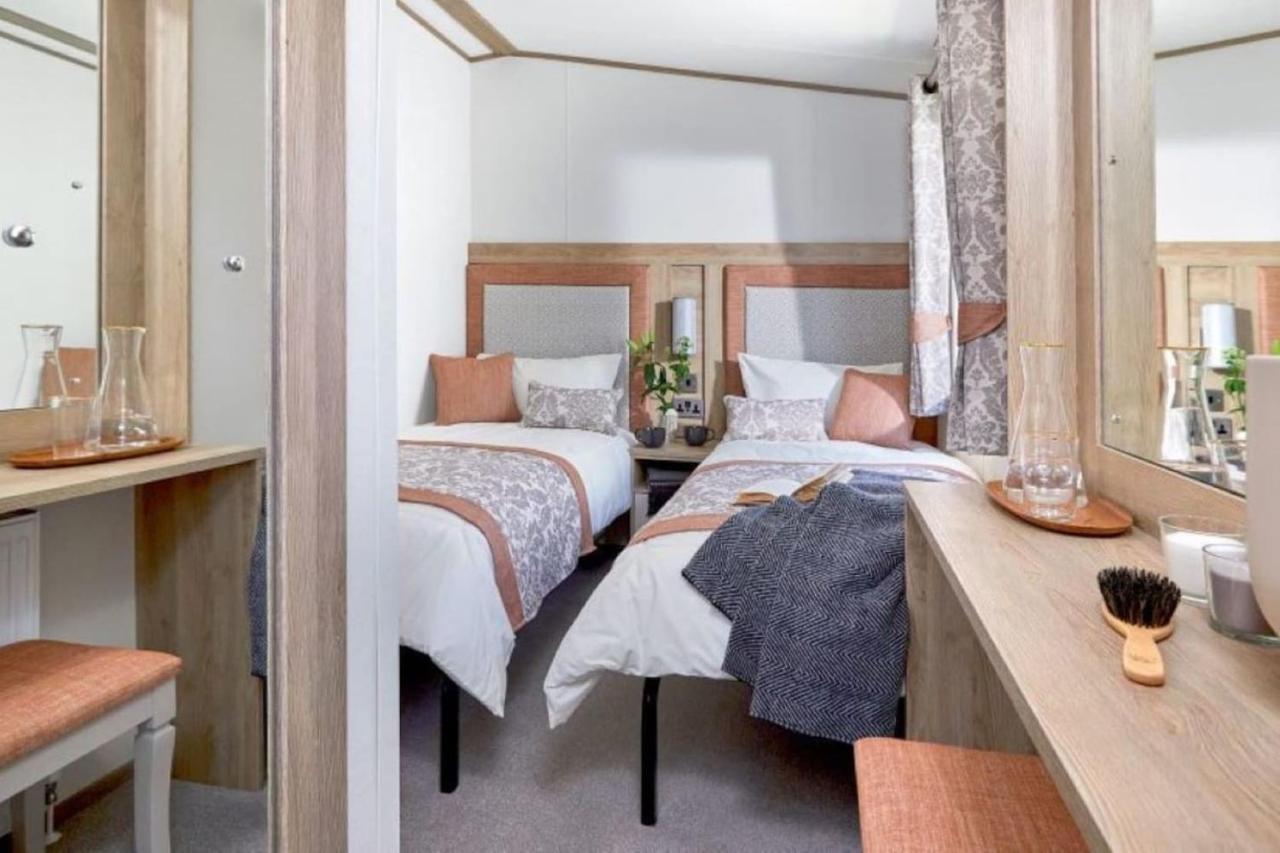 Captivating Bluebell Lodge 2-Bed Cotswolds Caravan Cirencester Eksteriør bilde