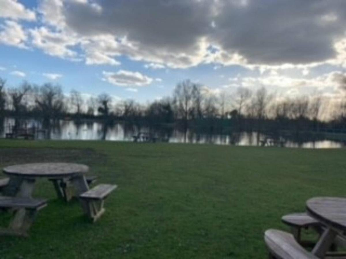Captivating Bluebell Lodge 2-Bed Cotswolds Caravan Cirencester Eksteriør bilde