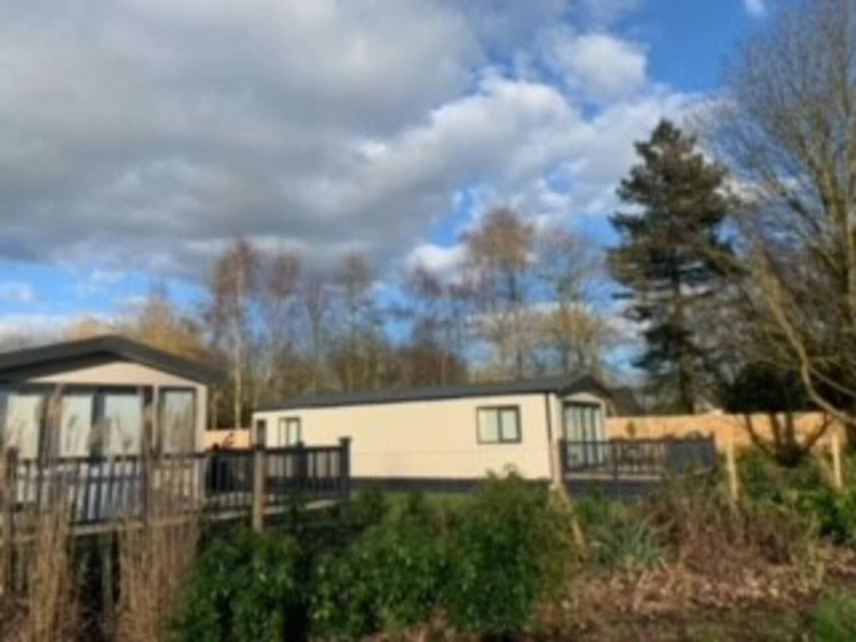 Captivating Bluebell Lodge 2-Bed Cotswolds Caravan Cirencester Eksteriør bilde