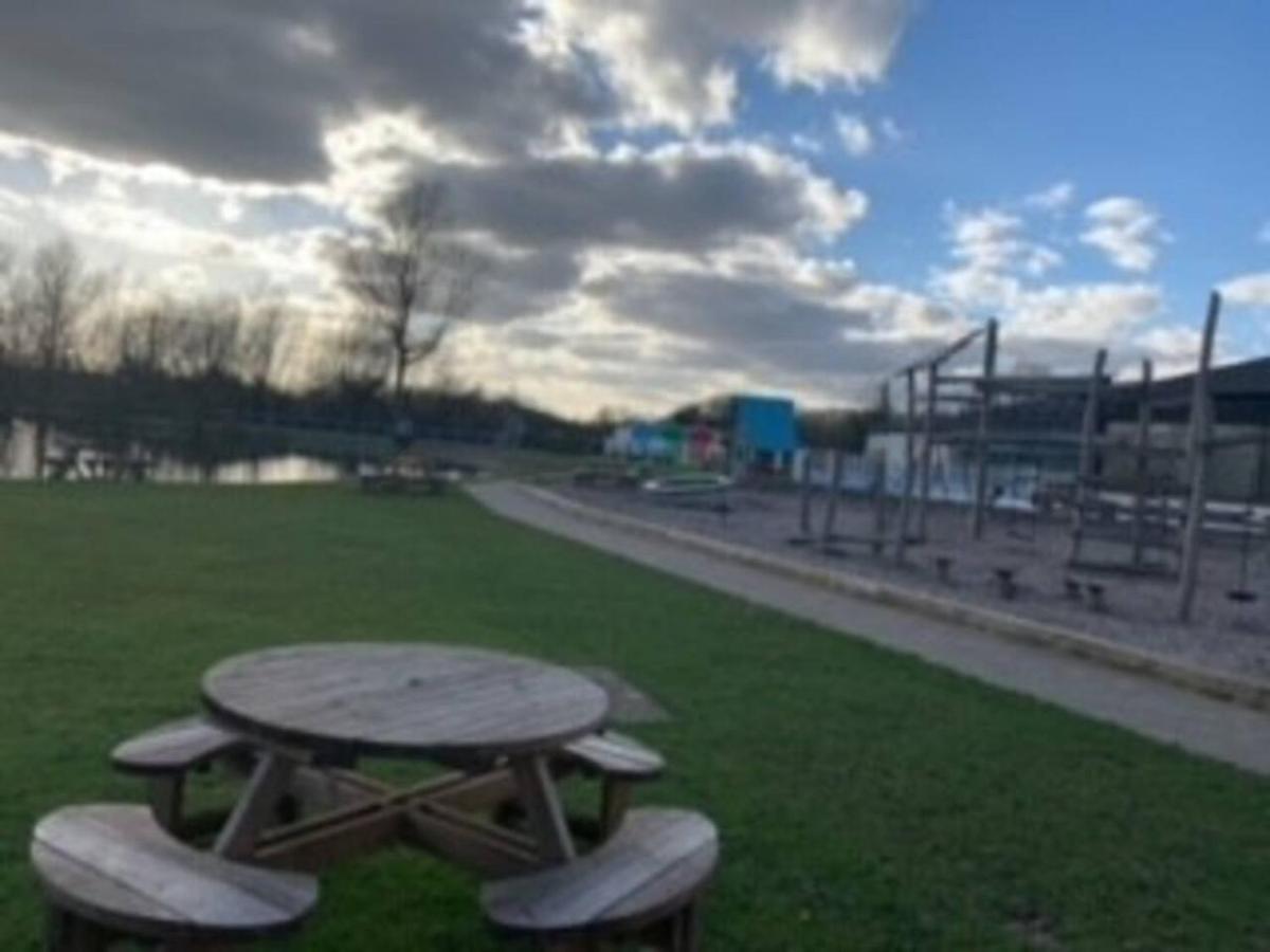 Captivating Bluebell Lodge 2-Bed Cotswolds Caravan Cirencester Eksteriør bilde