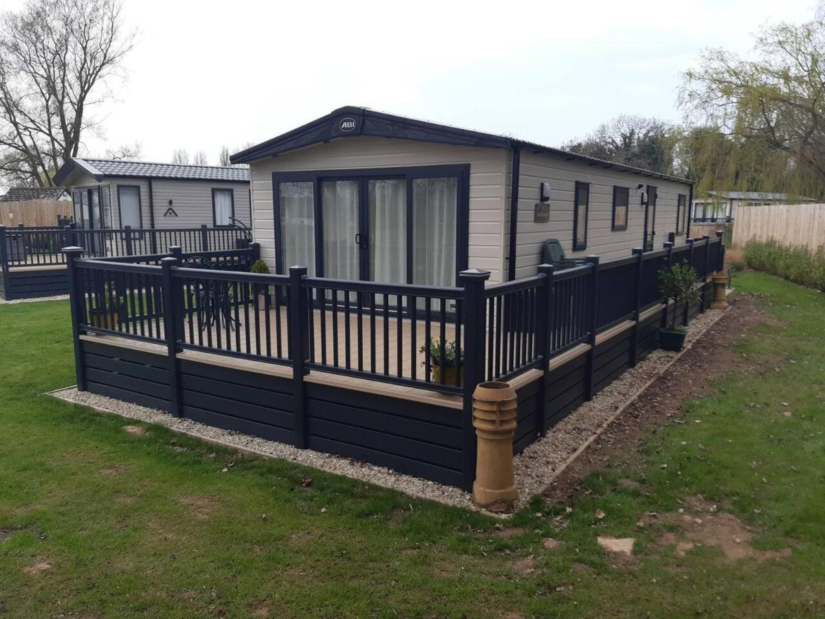 Captivating Bluebell Lodge 2-Bed Cotswolds Caravan Cirencester Eksteriør bilde