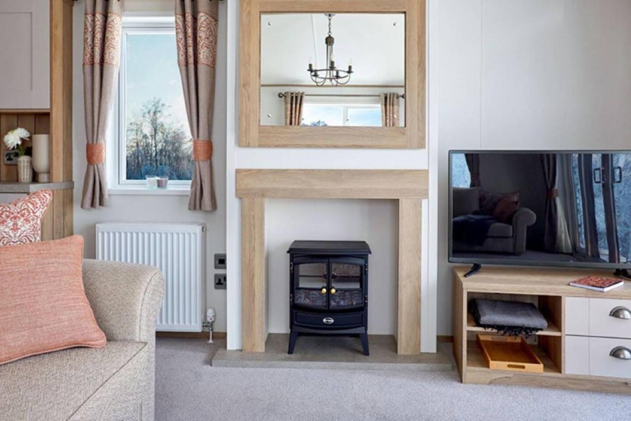 Captivating Bluebell Lodge 2-Bed Cotswolds Caravan Cirencester Eksteriør bilde