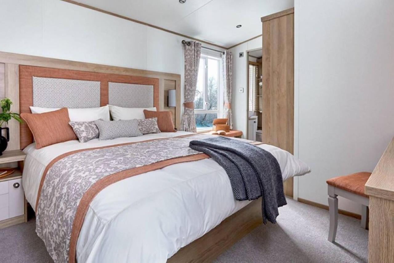 Captivating Bluebell Lodge 2-Bed Cotswolds Caravan Cirencester Eksteriør bilde