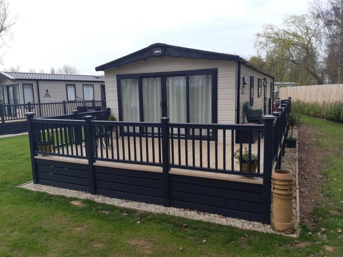 Captivating Bluebell Lodge 2-Bed Cotswolds Caravan Cirencester Eksteriør bilde